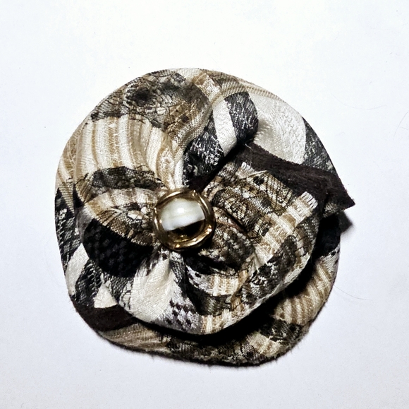 Upcycle tie scarf camellia cream and brown with middle bead unisex brooch - Picture 2 of 7